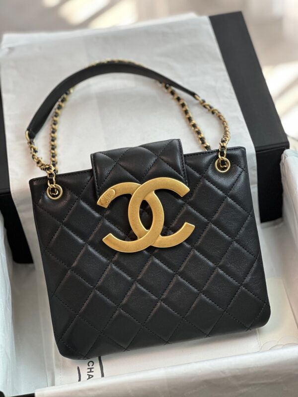 الجمال يكمن في بساطته CHANEL