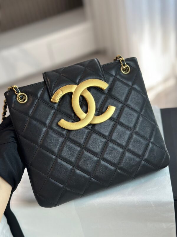 ⁦الجمال يكمن في بساطته CHANEL⁩ - الصورة ⁦2⁩