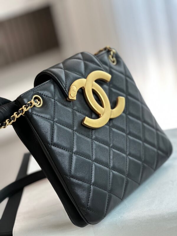 ⁦الجمال يكمن في بساطته CHANEL⁩ - الصورة ⁦3⁩