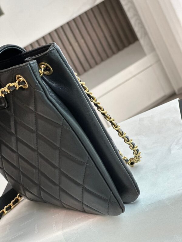 ⁦الجمال يكمن في بساطته CHANEL⁩ - الصورة ⁦4⁩