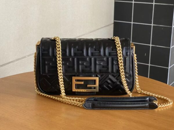 ⁦FENDI Baguette bag⁩ - الصورة ⁦5⁩