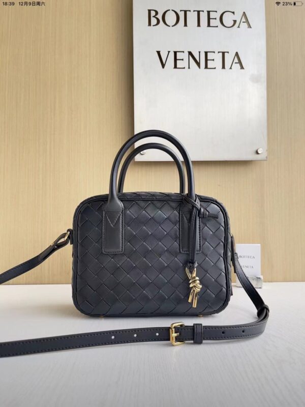 Bottega Veneta  { 8 } colors