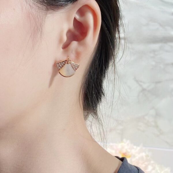 V-gold material earrings