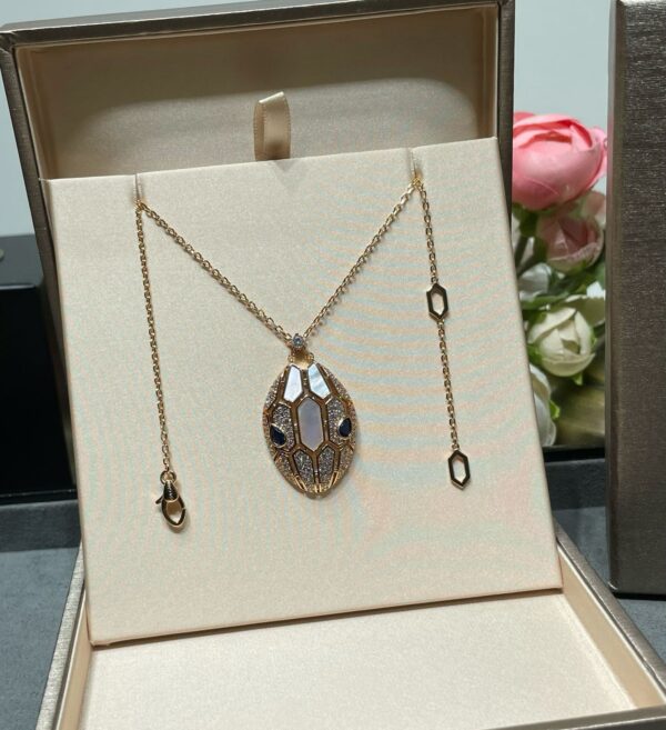 V-gold material necklace