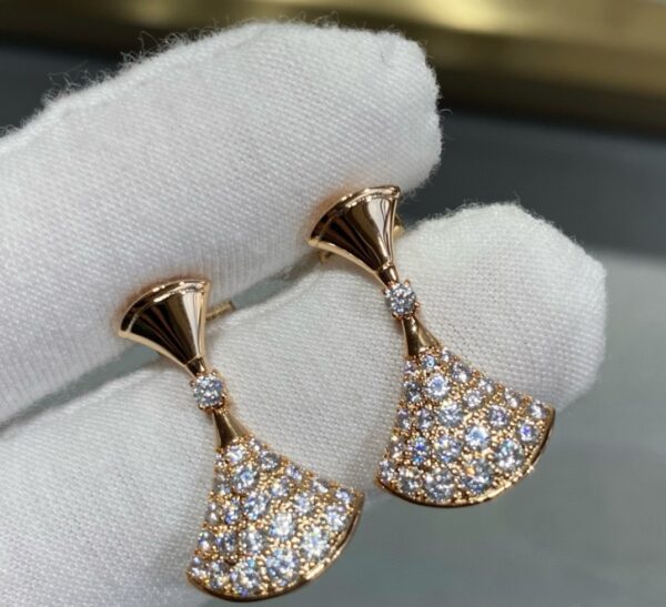 V-gold material earrings, Bulgari