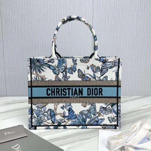 【حقيبة كتب Dior】