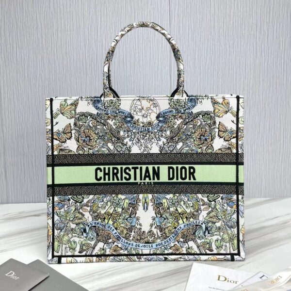 【حقيبة كتب Dior】