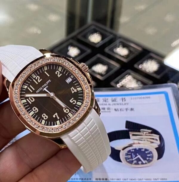 Patek Philippe بإطار ماسي مرصع بـ 48 ماسة طبيعية ، الساعة بأكملها عيار 18 قيراط