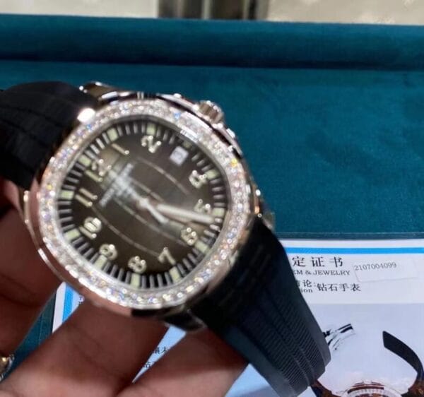 ⁦Patek Philippe بإطار ماسي مرصع بـ 48 ماسة طبيعية ، الساعة بأكملها عيار 18 قيراط⁩ - الصورة ⁦2⁩