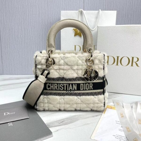 ⁦ستايل للأميرة ديانا فروي Lady Dior⁩ - الصورة ⁦3⁩