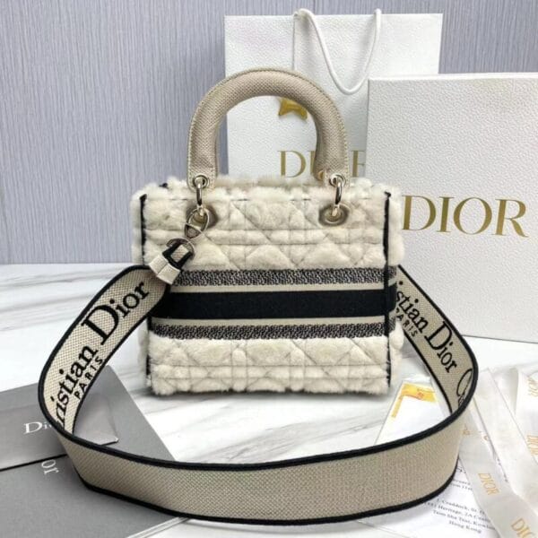 ⁦ستايل للأميرة ديانا فروي Lady Dior⁩ - الصورة ⁦4⁩