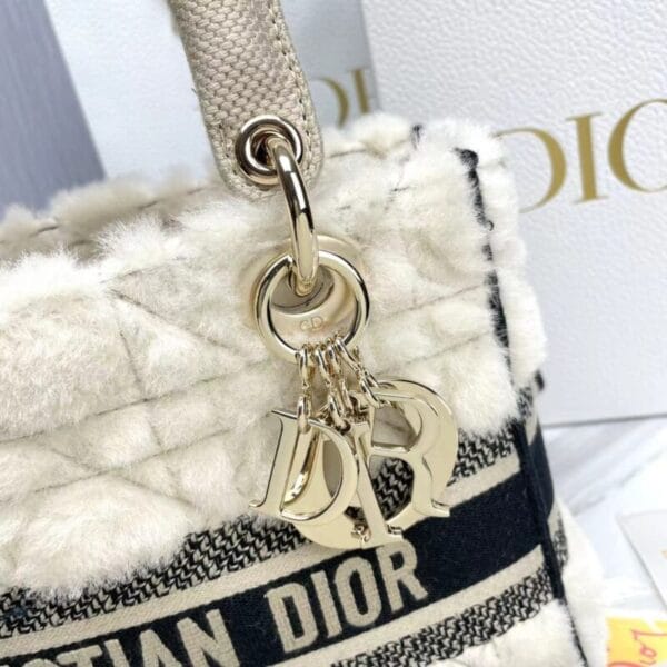 ⁦ستايل للأميرة ديانا فروي Lady Dior⁩ - الصورة ⁦5⁩