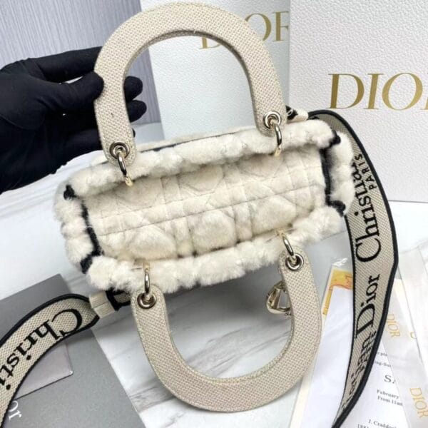 ⁦ستايل للأميرة ديانا فروي Lady Dior⁩ - الصورة ⁦2⁩