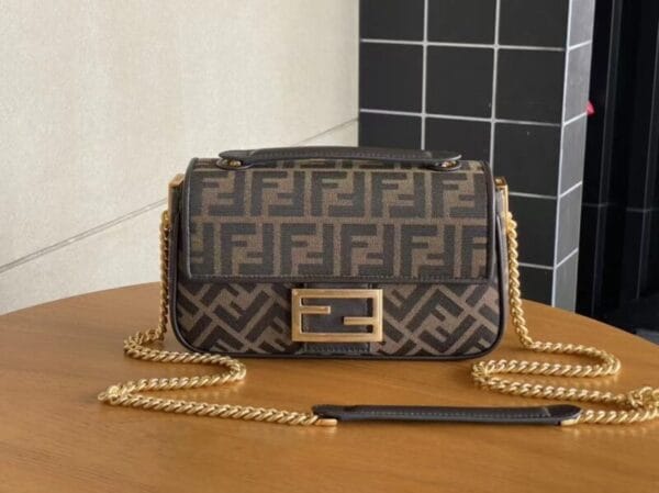 ⁦FENDI Baguette bag⁩ - الصورة ⁦6⁩