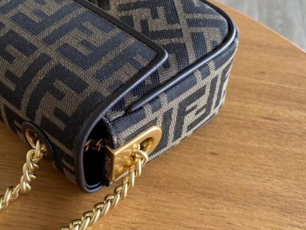 ⁦FENDI Baguette bag⁩ - الصورة ⁦10⁩