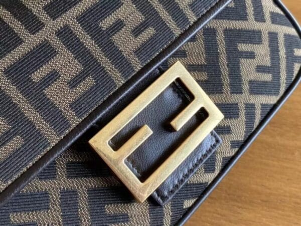 ⁦FENDI Baguette bag⁩ - الصورة ⁦2⁩