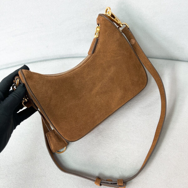 ⁦Suede armpit bag⁩ - الصورة ⁦3⁩