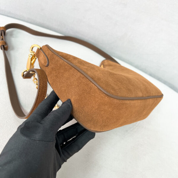 ⁦Suede armpit bag⁩ - الصورة ⁦6⁩