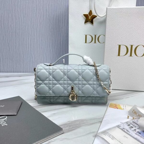 ⁦Lady Dior pearl clutch 21 colors⁩ - الصورة ⁦13⁩