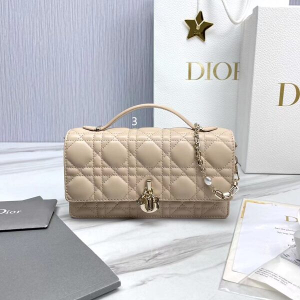 ⁦Lady Dior pearl clutch 21 colors⁩ - الصورة ⁦15⁩