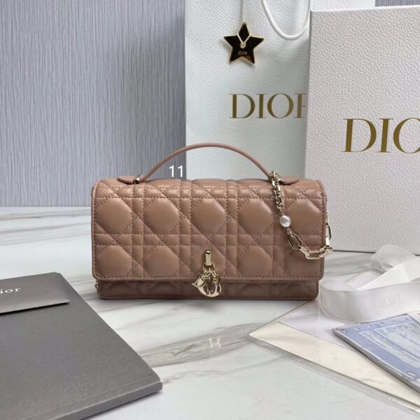 ⁦Lady Dior pearl clutch 21 colors⁩ - الصورة ⁦3⁩