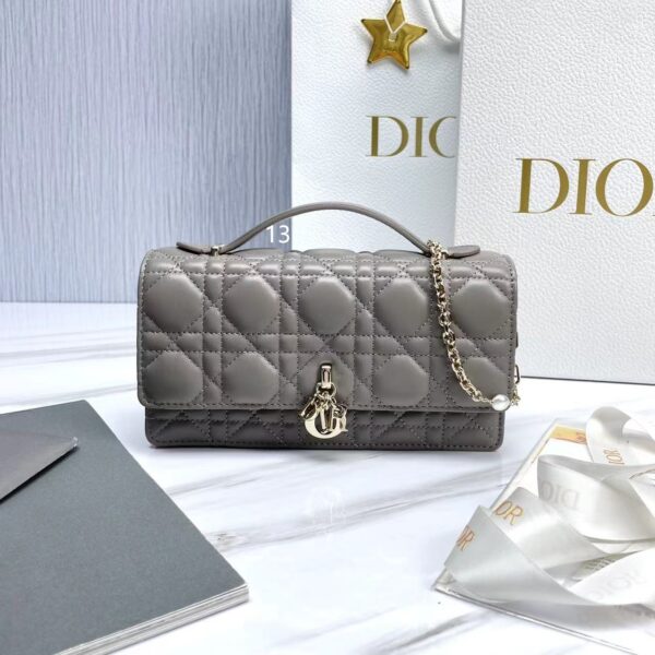 ⁦Lady Dior pearl clutch 21 colors⁩ - الصورة ⁦5⁩