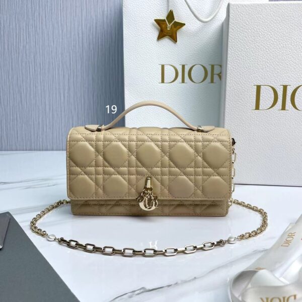 ⁦Lady Dior pearl clutch 21 colors⁩ - الصورة ⁦10⁩