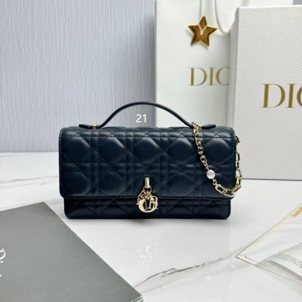 ⁦Lady Dior pearl clutch 21 colors⁩ - الصورة ⁦12⁩