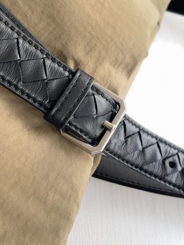 ⁦BOTTEGA VENETA CROSSROAD BUCKLE⁩ - الصورة ⁦4⁩