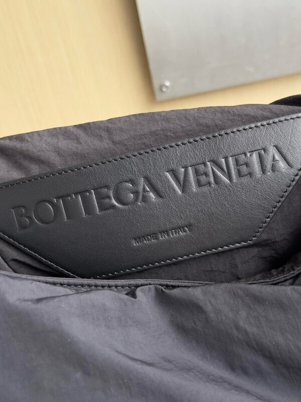 ⁦BOTTEGA VENETA Crossroad⁩ - الصورة ⁦4⁩