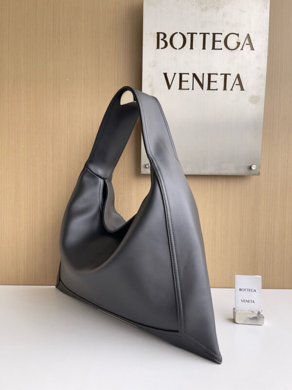 ⁦Bottega Veneta Suede Hop Handbag⁩ - الصورة ⁦2⁩