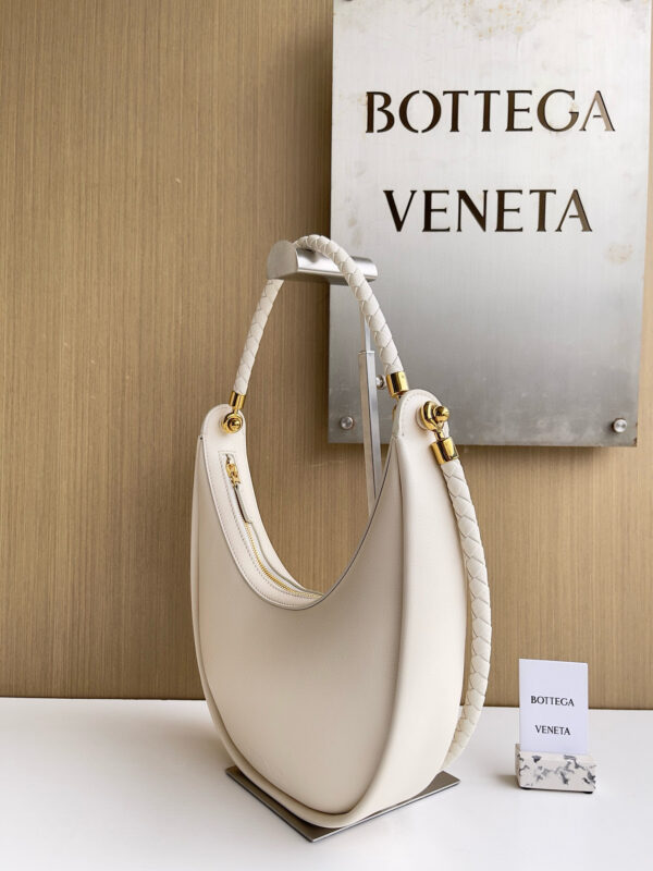 ⁦Bottega Veneta's women's hobo underarm bag⁩ - الصورة ⁦2⁩