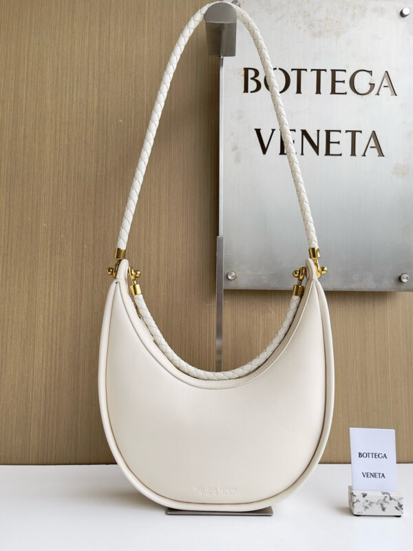 ⁦Bottega Veneta's women's hobo underarm bag⁩ - الصورة ⁦3⁩