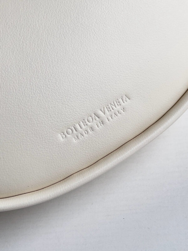 ⁦Bottega Veneta's women's hobo underarm bag⁩ - الصورة ⁦5⁩