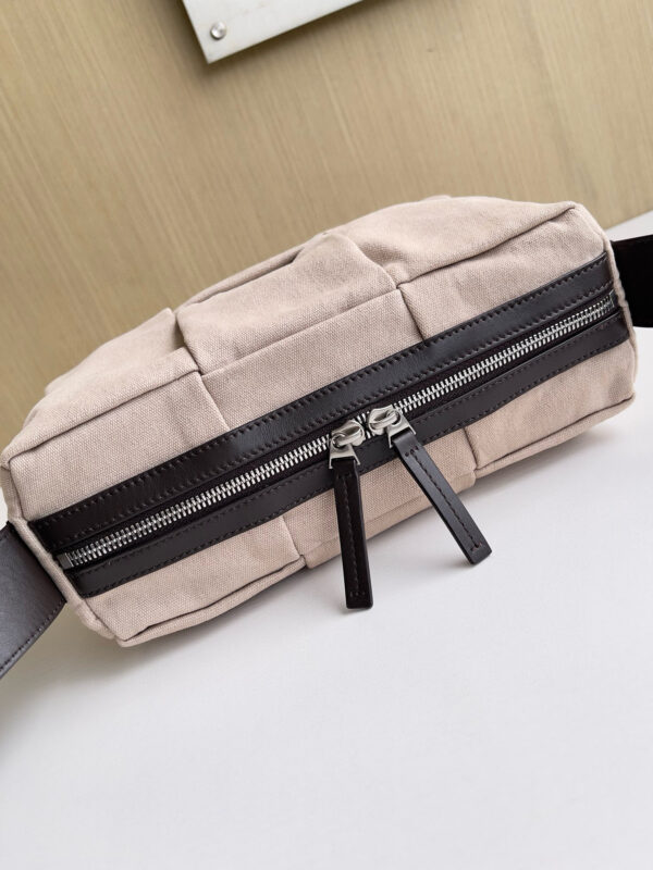 ⁦Bottega Veneta canvas woven camera bag⁩ - الصورة ⁦2⁩