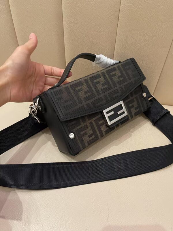 ⁦FENDI Baguette Soft Trunk⁩ - الصورة ⁦3⁩