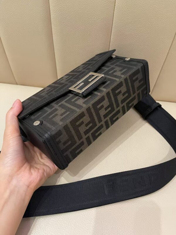 ⁦FENDI Baguette Soft Trunk⁩ - الصورة ⁦4⁩