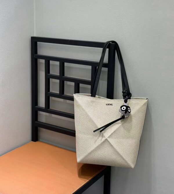 Simple and luxurious canvas bag