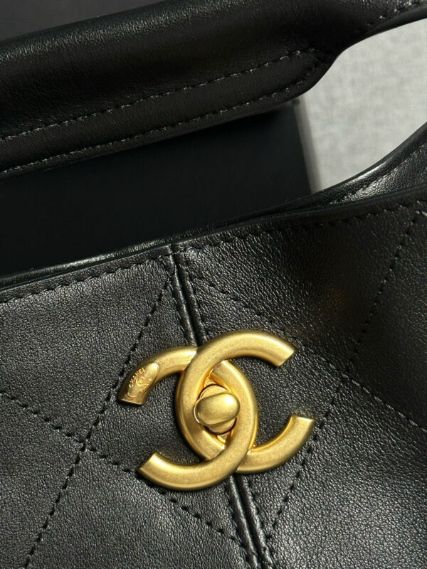 ⁦Chanel Tote hobo⁩ - الصورة ⁦4⁩