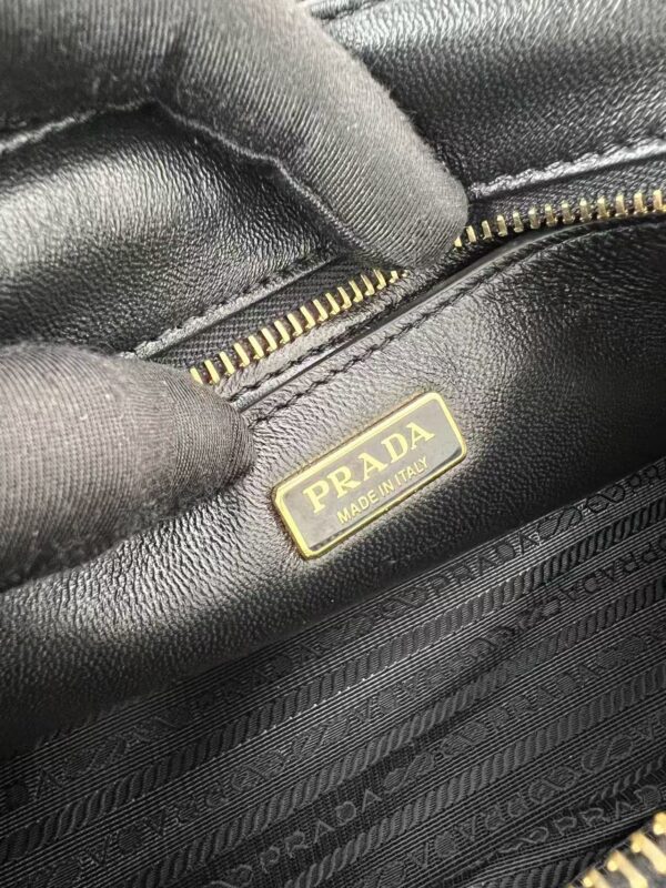 ⁦Explore bag in nappa leather⁩ - الصورة ⁦2⁩
